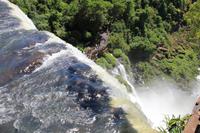 Iguazú-Wasserfälle - steil hinab
