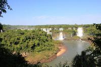 Iguazú-Wasserfälle - Blick auf die Wasserfälle mit Regenbogen