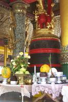 Opfertisch und Glocke in der Shwedagon-Pagode &ndash; &copy; Simone Voigt (Eberhardt TRAVEL)