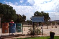 Eingang zum Fish River Canyon - Frau Bohne in der Tonne