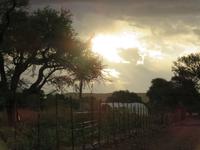 die Sonne zwischen Gewitterwolken