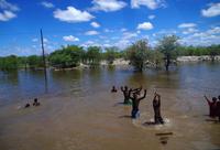 Jippie, jah, jeh, Regen! - Badefreuden am Straßenrand