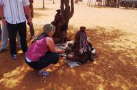 Freundliches Begrüßungsritual bei den Himbafrauen