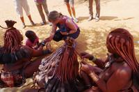 Besuch im Himbadorf - traditionelle Körperpflege