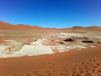 Zu Trockenzeiten zeigt sich die Tonpfanne von seiner staubigen Seite