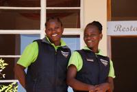 die freundlichen Kellnerinnen