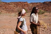 Dagmar mit unserem örtlichen Guide in Twyfelfontein