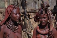 Namibia - Himba-Frauen mit künstlerischen Frisuren