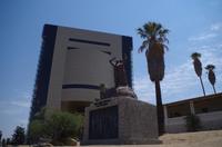 Namibia - Windhoek - Kaffeemaschine und Denkmal