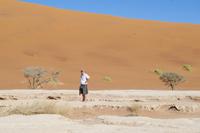 Namibia - Reiseleiter herbert im Dead Vlei