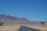 Neu: asphaltierte Pad zum Eingang Nationalpark Sossusvlei