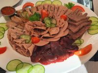 mit Bier, lecker Wurst und Kudu Steaks