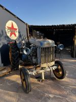 Alter Traktor am Canyon Road House