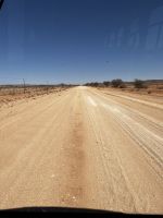 Schnurgerade Schotterstraße in Namibia