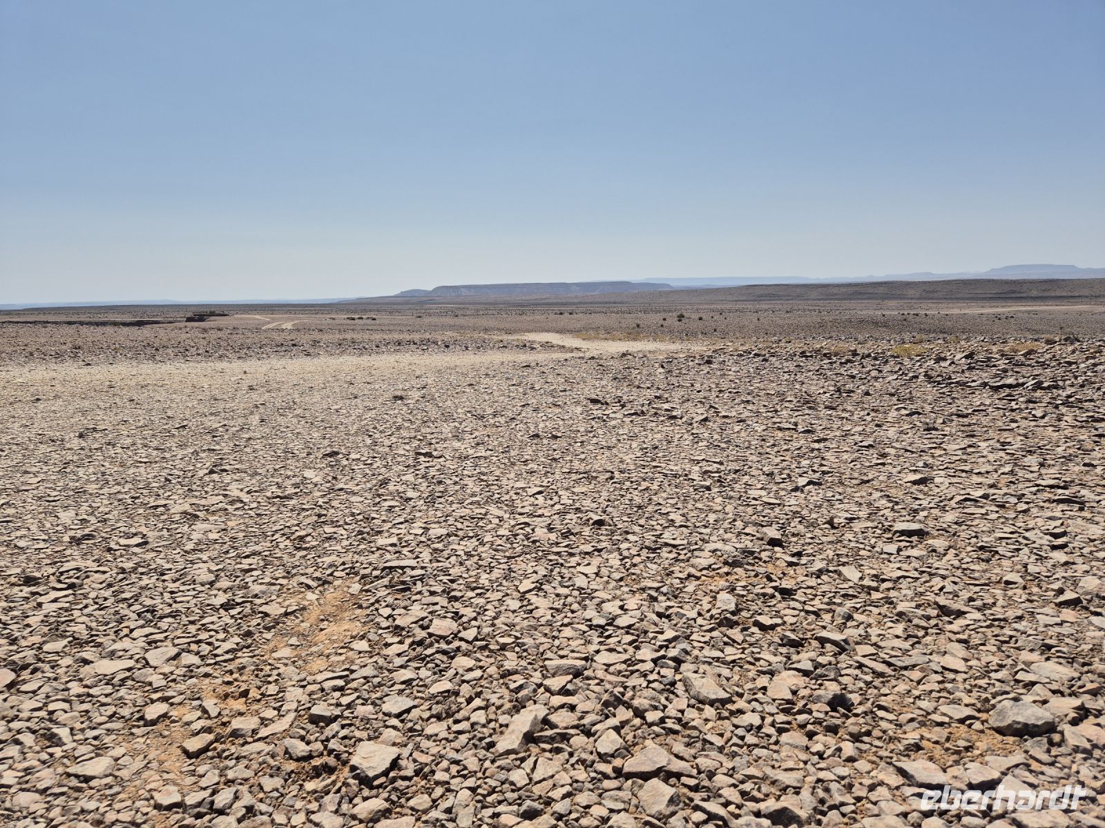Tag 5 - Spuren einer Schotterpiste durch die Wüste