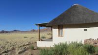 0542 Blick in die Namib aus der Hütte der Desert Homstead Lodge
