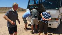 0742 Fahrt durch das Damaraland -  Unser Bus braucht Öl
