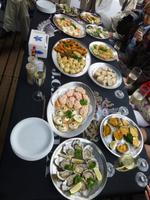 Leckeres Fischessen auf See mit Austern