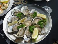 Leckeres Fischessen auf See mit Austern