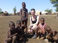 Reisebegleitung Madlen mit Kindern aus dem Himba- Dorf