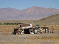 WohnhÜtte kurz vor Uis Myn, im Hintergrund das Brandberg-Massiv