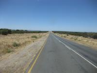 ... und wieder schnurgerade Strassen