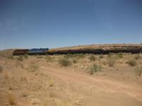 Ein GÜterzug fÃ€hrt durch die WÜste