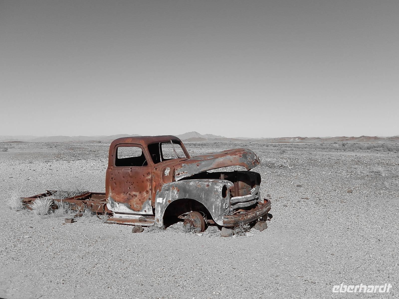 Autokarosse in der Wüste von Namibia