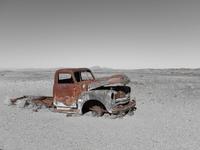 Autokarosse in der Wüste von Namibia