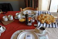 Frühstück mit selbstgebackenen Brötchen im Farmhaus