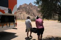 Nach dem Picknick - alle helfen mit