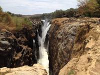 0869 an den Epupa-Wasserfällen an der Grenze zu Angola