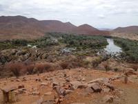 0870 an den Epupa-Wasserfällen an der Grenze zu Angola