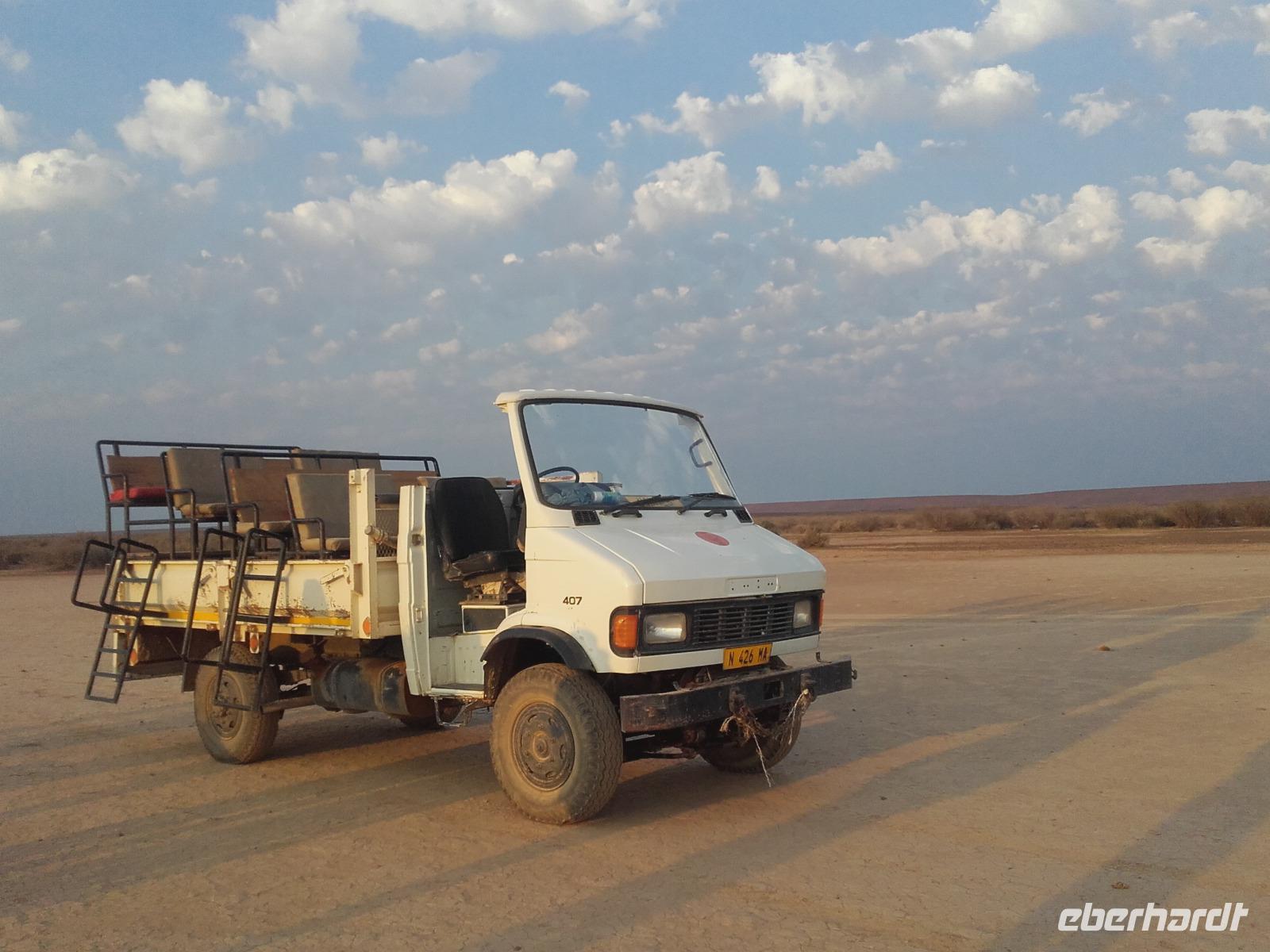 Auf geht's zum Sundowner im offenen Geländewagen