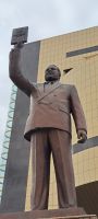 Dr. Sam Nujoma, der erste Präsident Namibias vor dem Unabhängigkeitsmuseum