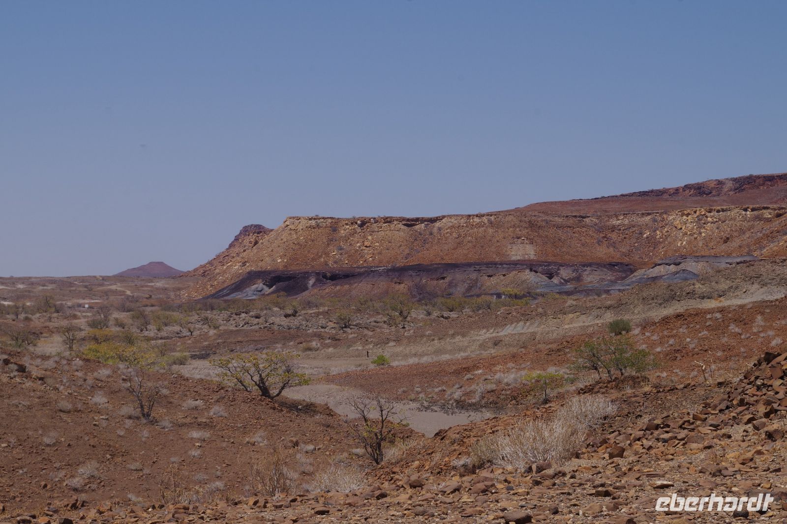 Erdgeschichte pur - verbrannter Berg
