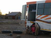 Radwechsel am Safari Truck