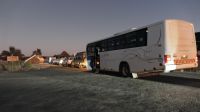 Schlange vor Öffnung des Namib Naukluft Nationalparks