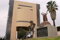 Windhoek - Unabhängigkeitsmuseum und neues Denkmal vor der alten Feste