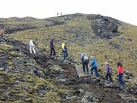 Eberhardt-Reisegruppe am Krater Grabrok