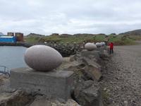 Island, Gleölvik, 34 Steineier an der Hafenmauer