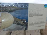 Island, Gleölvik, 34 Steineier an der Hafenmauer