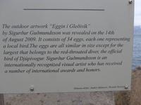 Island, Gleölvik, 34 Steineier an der Hafenmauer