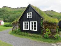 1067 Island - Südküste - Stopp in Skogar - Besuch im Museum - Torfhäuser