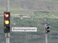 410 Island -  Akureyri -  Ampel mit Herz