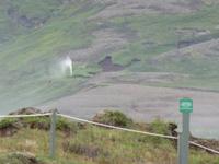 445 Island - Besuch des Godafoss - Fontäne kommt aus der Erde