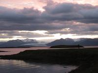 848 Island - Höfn - Abendstimmung über dem Meer mit Blick zum Gletscher Vatnajökull