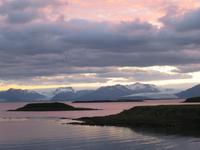 850 Island - Höfn - Abendstimmung über dem Meer mit Blick zum Gletscher Vatnajökull