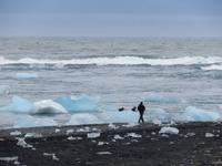 942 Island - Strand an der Mündung der Gletscherlagune Jökulsarlon im Meer - Annette und Enrico