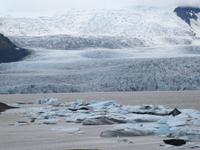 952 Island - Blick zum Gletscher Breidamerkurjökull und Lagune Fjällsarlon